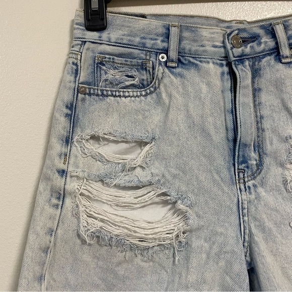 American Eagle Shorts Women’s Size 2 Light Wash distressed Denim Mom Shorts - Picture 3 of 14